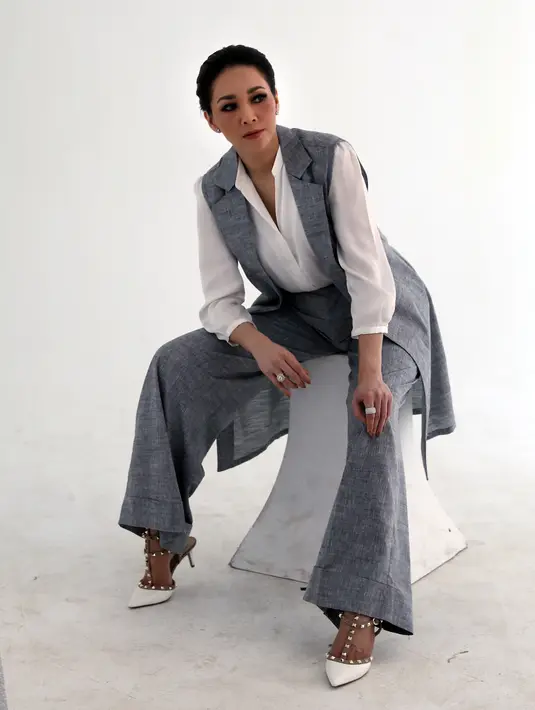 Maia Estianty terlihat anggun dengan rambut yang digelung. (Galih W. Satria/Bintang.com)