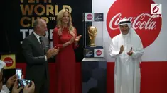 Trofi Piala Dunia FIFA dipamerkan dalam konferensi pers di Dubai.