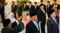 Menteri Koordinator Bidang Politik dan Keamanan, Djamari Chaniago (tengah), dan Menteri Pemuda dan Olahraga, Erick Thohir selama upacara pelantikan di Istana Kepresidenan, Jakarta, Rabu 17 September 2025. (AP Photo/Achmad Ibrahim)