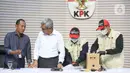 Ketua Komisi Pemberantasan Korupsi (KPK), Setyo Budiyanto (kedua kiri) berbincang di sela-sela menyaksikan petugas yang akan memperlihatkan barang bukti Operasi Tangkap Tangan (OTT) di Kantor Imigrasi Jakarta Barat, Gedung Merah Putih KPK, Jakarta, Kamis (4/6/2026). (Liputan6.com/Helmi Fithriansyah)