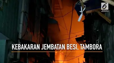 Kebakaran terjadi di kawasan Jembatan Besi, Tambora, Jakarta Barat. Diduga api berasal dari hubungan arus pendek listrik.