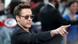 Aktor Robert Downey Jr. p berpose saat menghadiri premiere film "Avengers: Age of Ultron" di Westfield shopping centre, Shepherds Bush, London, Selasa (21/4/2015). (REUTERS/Stefan Wermuth)