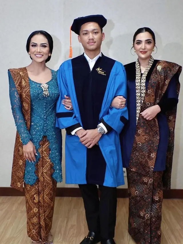 Azriel Hermansyah Wisuda Dihadiri Orangtua Kandung dan Sambung. [@ashanty_ash]