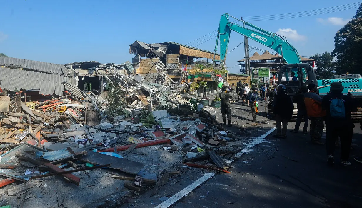 Pemerintah Kabupaten (Pemkab) Bogor kembali melakukan pembongkaran lapak PKL di jalur kawasan wisata Puncak, Senin 26 Agustus 2024. (merdeka.com/Arie Basuki)
