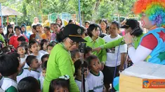 Citizen6, Kendal: Para murid dihibur dengan show badut maskot yayasan tersebut yaitu Mimi Brintik dengan rambut kribo pelangi yang membuat para murid tertawa gembira dengan leluconnya. (Pengirim: Aryo Widiyanto)