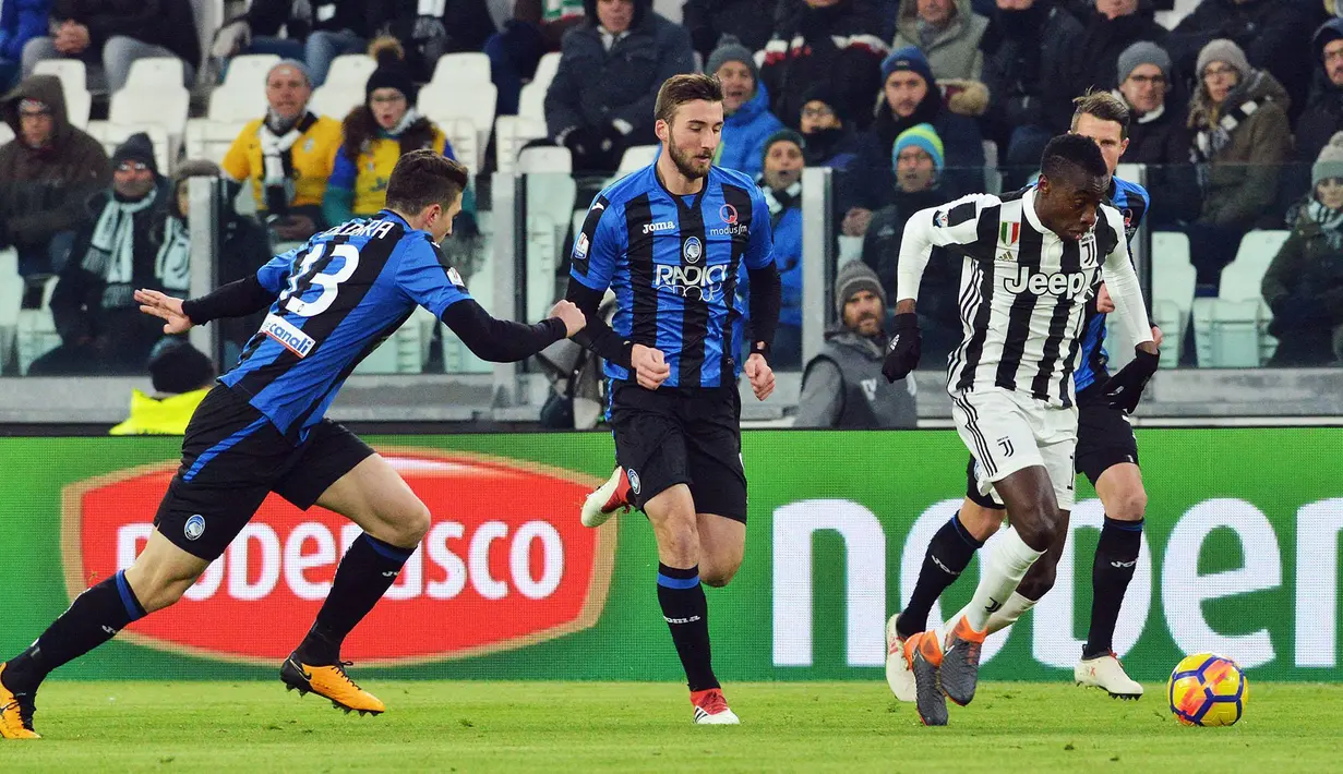 Pemain Juventus, Blaise Matuidi mengontrol bola dengan kawalan pemain Atalanta pada laga leg kedua semifinal Coppa Italia di Allianz Stadium, Rabu (28/2). Juventus memastikan diri lolos ke final setelah menang 1-0. (Andrea Di Marco/ANSA via AP)