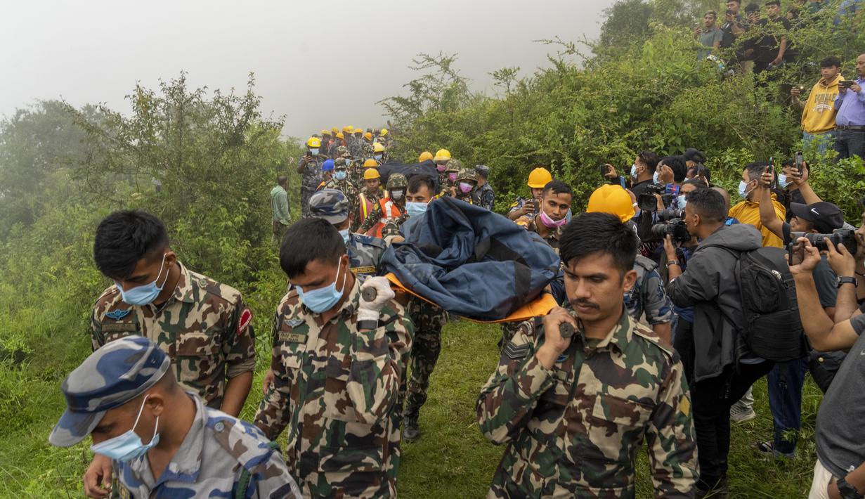 Hingga saat ini, penyebab jatuhnya helikopter tersebut belum diketahui. (AP Photo/Nirajan Shrestha)