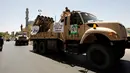 Pasukan keamanan Irak dan kendaraan tempurnya saat parade militer di Kota Baghdad, Irak, Selasa (12/7). Mulai dari tank, roket, meriam hingga peralatan tempur unggulan lainnya dipamerkan selama parade militer tersebut. (REUTERS/Khalid al Mousily)