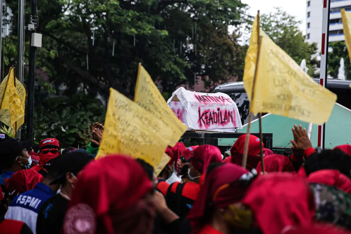 FOTO: Ratusan Buruh Geruduk Balai Kota DKI Jakarta
