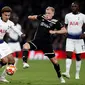 Aksi Dele Alli berusaha melewati Donny van de Beek pada leg 1, Semifinal Liga Champions yang berlangsung di Stadion Tottenham Hotspur, London, Rabu (1/5). Ajax menang 1-0 atas Tottenham Hotspur. (AFP/Emmanuel Dunand)