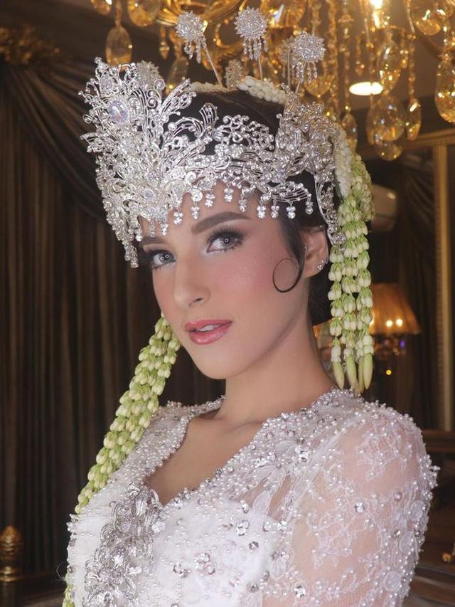 Potret Tasya Farasya Kenakan Busana Pengantin Bernuansa Putih. (Sumber: Instagram/tasyafarasya)