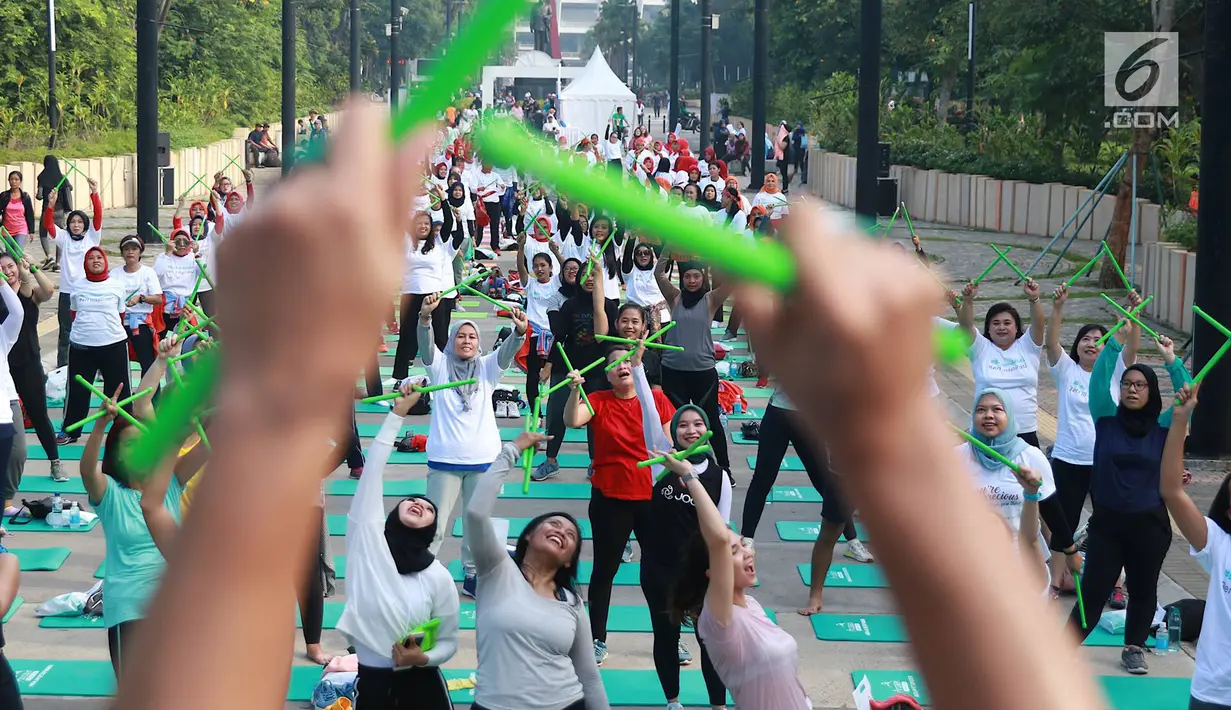 Para peserta mengikuti gerakan instruktur dalam acara Andalan Freshtival Special Kartini Day di GBK Plaza Selatan Senayan, Jakarta, Minggu (21/4). Acara yang diikuti oleh ratusan perempuan tersebut diadakan dalam rangka memeringati Hari Kartini. (Liputan6.com/Immanuel Antonius)