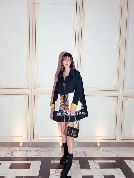 Raline melengkapi penampilannya dengan handbag LV Twist berwarna hitam-silver dan boots [@ralineshah]