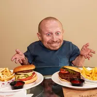 Kabar mengejutkan datang dari dunia hiburan Hollywood. Pasalnya aktor mungil yang memerankan Mini-Me di Austin Powers, Verne Troyer meninggal dunia di usia 49 tahun pada Sabtu (21/4/2018). (Foto: instagram.com/vernetroyer)