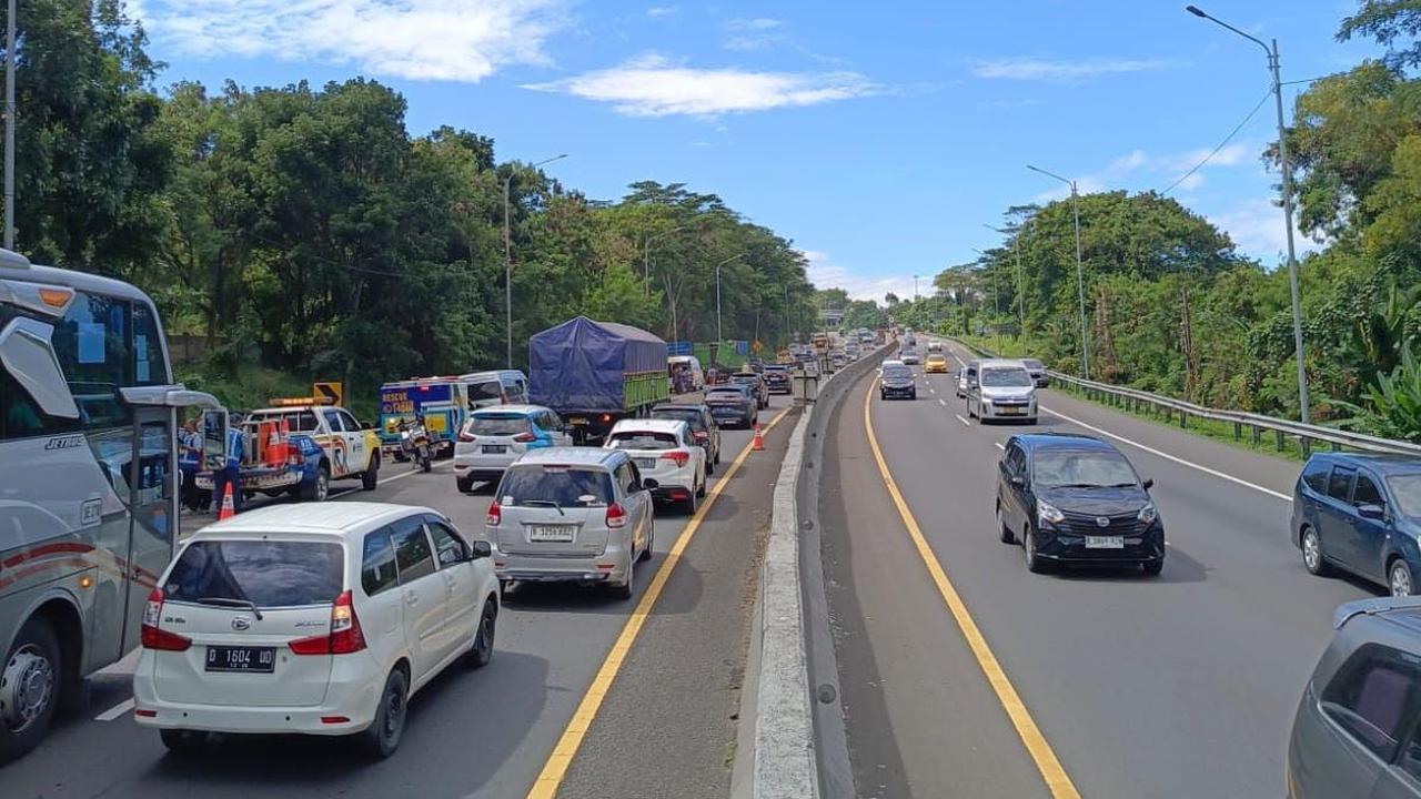 Terjadi kecelakaan beruntun di KM 97+200 Ruas Tol Cipularang arah Bandung