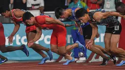 Pelari China, Su Bingtian (dua kiri) mengambil start pada final lari 100 M Putra Asian Games 2018 di Stadion Utama GBK, Jakarta, Minggu (26/8). Su Bingtian menyentuh garis finis dengan catatan waktu 9,92 detik. (ANTARA FOTO/INASGOC/Afriadi Hikmal/mes/18)