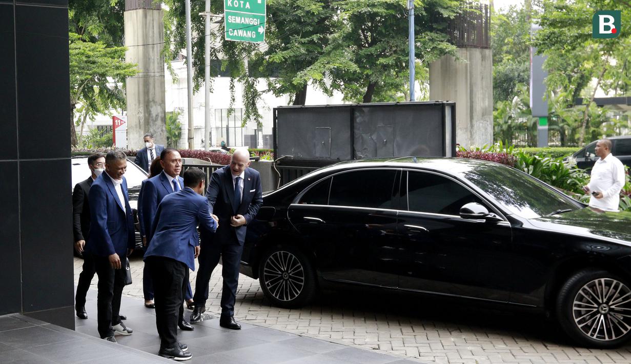 Gianni Infantino tiba di kantor PSSI yang terletak di GBK Arena pukul 15.15 WIB semobil bersama Ketua Umum PSSI, Mochamad Iriawan. (Bola.com/M Iqbal Ichsan)
