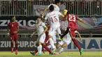 Hansamu Yama (23) berduel dengan para pemain Vietnam pada laga Semi-final AFF Suzuki Cup 2016 di Stadion Pakansari, Bogor, (03/12/2106). (Bola.com/Nicklas Hanoatubun)