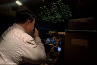 Prabowo Berada dalam Pesawat Saat Hendak Mendarat di Bandar Udara Militer Marka, Amman (BPMI Setpres)