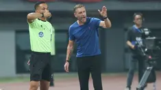 Persija Jakarta kembali menuai hasil negatif pada laga pekan ke-16 BRI Liga 1 2023/2024. Menjamu RANS Nusantara FC di Stadion Patriot Candrabhaga, Macan Kemayoran tumbang 1-2 dengan diwarnai keputusan kontroversial wasit yang tak mensahkan gol kedua Persija lewat Witan Sulaeman pada masa injury time babak kedua. Persija sempat bemain dengan 10 pemain sejak menit ke-75 setelah Rikzy Ridho diusir wasit akibat akumulasi dua kartu kuning. (Bola.com/Abdul Aziz)