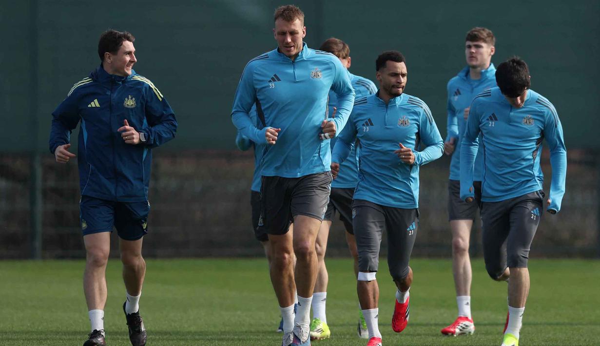 Bek Newcastle United asal Inggris, Dan Burn (tengah), saat mengikuti sesi latihan tim di pusat pelatihan Darsley Park di Newcastle upon Tyne, pada Senin 9 Maret 2026. St James' Park akan kembali menjadi saksi duel akbar saat Newcastle United menjamu raksasa Spanyol, Barcelona, dalam leg pertama babak 16 besar Liga Champions 2025/2026. (SCOTT HEPPELL/AFP)