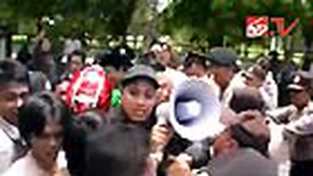 Unjuk Rasa di Sampang Diwarnai Kericuhan
