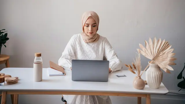 perempuan berhijab bekerja mandiri single karir bahagia