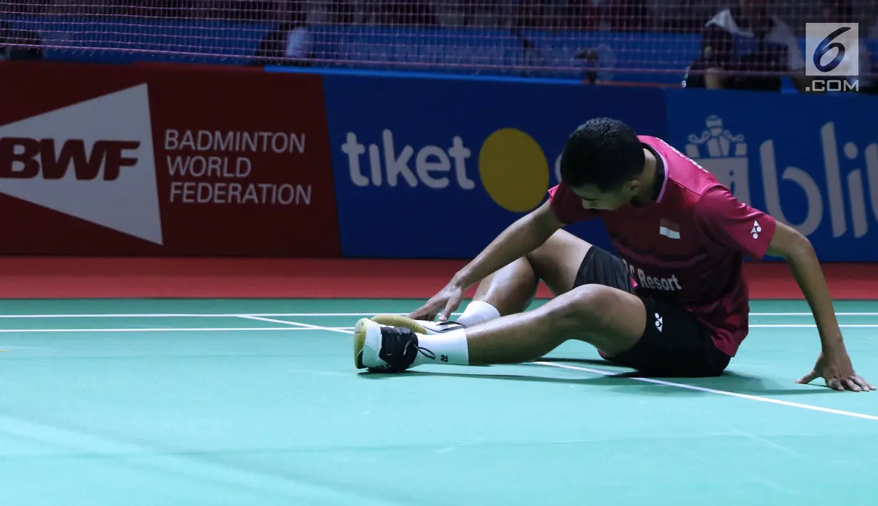 Tunggal putra Indonesia, Tommy Sugiarto memeriksa kaki saat melawan pebulu tangkis China Taipei, Chou Tien Chen pada 16 besar Indonesia Open 2018 di Istora GBK, Jakarta, Kamis (5/7). Tommy unggul 21-13, 14-21, 21-18. (Liputan6.com/Helmi Fithriansyah)