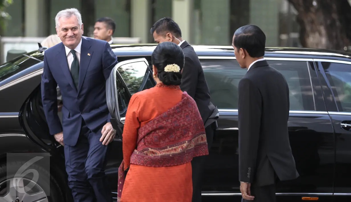 Presiden Jokowi didampingi Ibu Negara, Iriana Jokowi menyambut kedatangan Presiden Republik Serbia Tomislav Nikolic di halaman Istana Merdeka, Jakarta, Rabu (27/4). (Liputan6.com/Faizal Fanani)