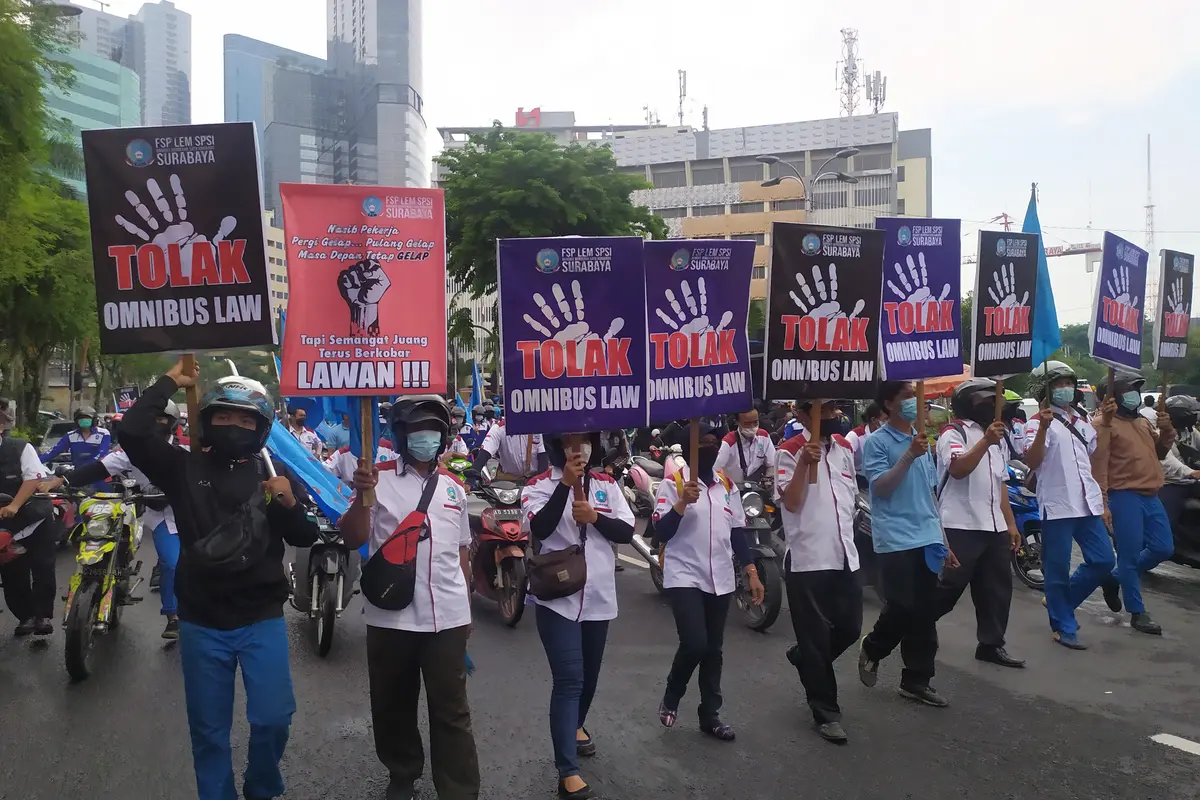 Buruh Surabaya menggelar demo di Balai Kota. (Dian Kurniawan/Liputan6.com)