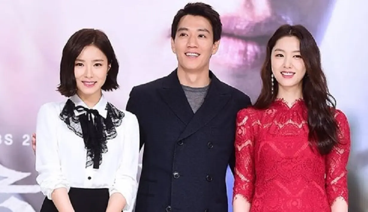 Black Knight menceritakan seseorang yang sudah hidup 200 tahun lebih tanpa menua. Hal itu terjadi sebagai hukumannya yang sudah membunuh 2 orang. Saat jaman modern, ia kembali bertemu dengan dua orang yang sudah dibunuhnya. (Foto: soompi.com)