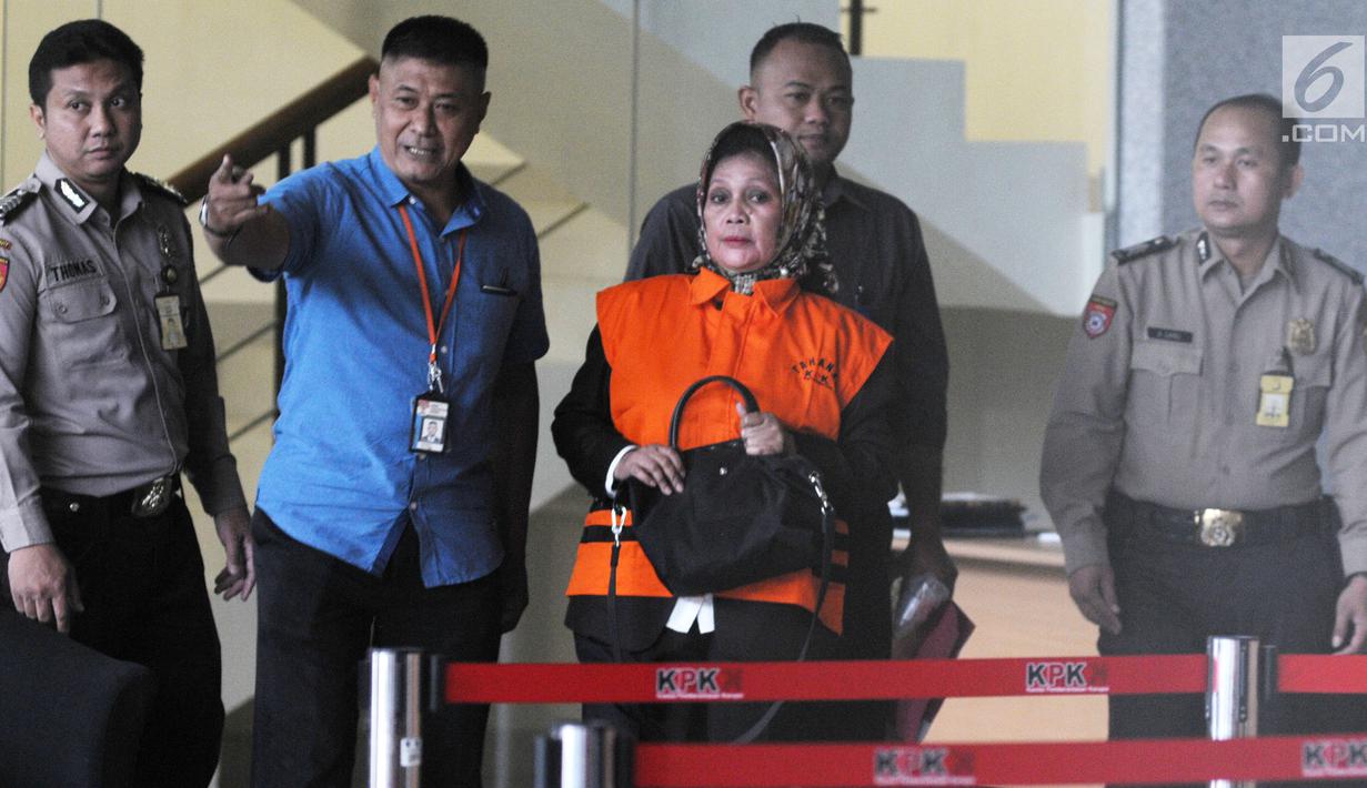 Anggota DPRD Sumatera Utara 2009-2014 dari Partai Golkar, Helmiati mengenakan rompi tahanan usai menjalani pemeriksaan di gedung KPK, Jakarta, Senin (9/7). Helmiati resmi ditahan terkait dugaan APBD. (Merdeka.com/Dwi Narwoko)