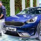 Kia untuk pertama kalinya meluncurkan mobil hybrid bernama Niro di pasar ASEAN (autoindustriya.com).