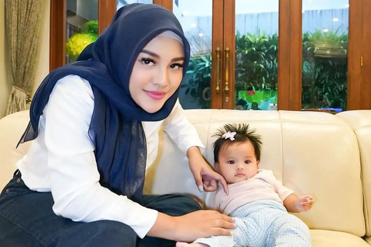 Aurel Hermansyah dan baby Ameena. (Foto: Instagram/aurelie.hermansyah)