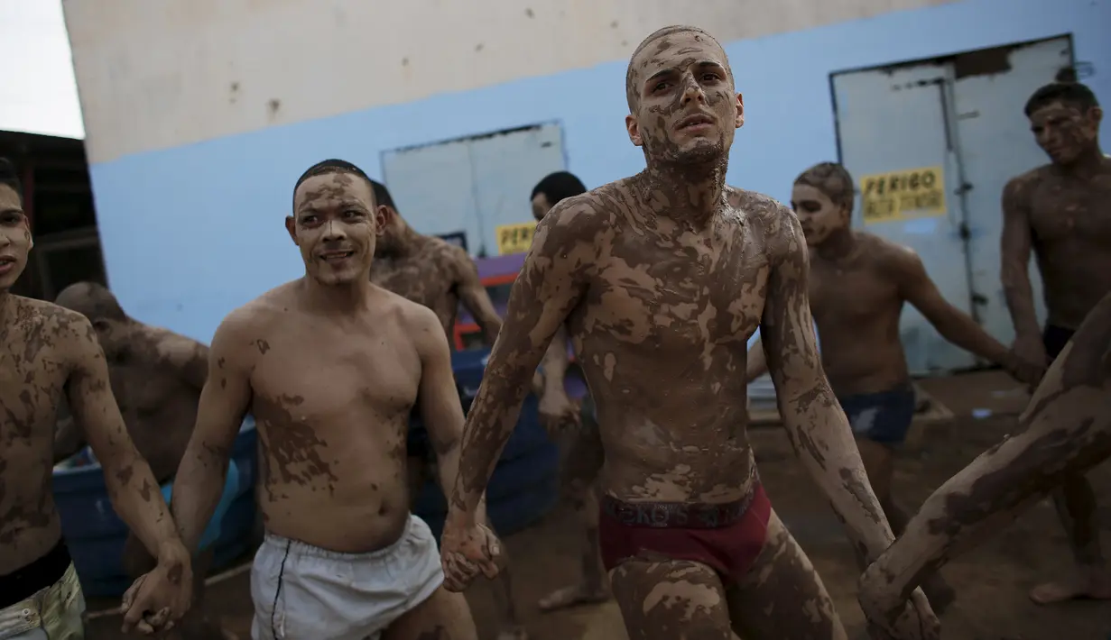 Sejumlah tahanan melakukan terapi dengan melumuri badan dengan tanah liat di penjara Porto Velho, Brasil, (28/8/2015) . Acuda, organisasi lokal untuk pemberdayaan tahanan membuat banyak kegiatan positif untuk para tahanan di penjara. (REUTERS/Nacho Doce) 