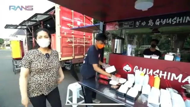 Nagita Slavina Jajan di Food Truck