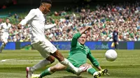 PERSAHABATAN - Timnas Inggris bertarung melawan Timnas Irlandia pada laga persahabatan. (Reuters / Lee Smith)