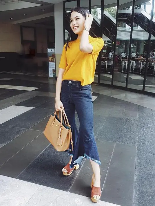 Tampil menarik, Maudy terlihat memesona ketika memakai atasan berwarna terang dengan celana jeans. Selain itu, penggunaan wedges cukup menarik karena membuatnya terlihat anggun. (Instagram: Maudyayunda)