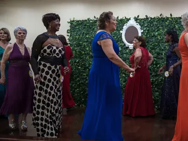 Kontestan berjalan di atas panggung saat mengikuti kontes kecantikan untuk wanita lansia menjelang Hari Ibu, di Sao Paulo, Brasil (10/5). Salah satu syarat mengikuti kontes ini harus berusia antara 60 sampai 87 tahun. (AFP/Nelson Almeida)