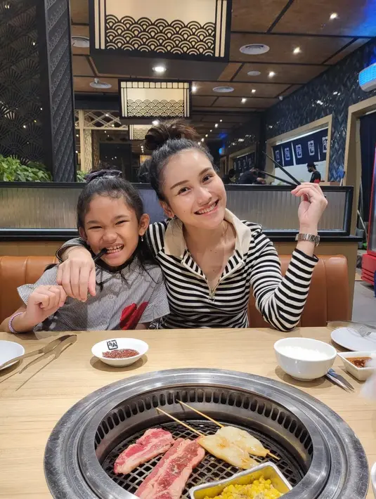 Di waktu senggang, Ayu Ting Ting dan Bilqis asyik menikmati makanan Jepang bersama. (Foto: Instagram/@ayutingting92)