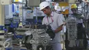 Pekerja merakit komponen mobil di PT Toyota Motor Manufacturing Indonesia (TMMIN), Jakarta, Senin (9/5). Pemerintah menetapkan industri kendaraan bermotor (KBM) sebagai prioritas untuk membangkitkan industri otomotif Nasional (Liputan6.com/Angga Yuniar)