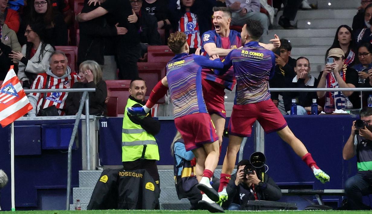 Robert Lewandowski menjadi pencetak gol penentu kemenangan pada menit ke-87 yang membuat Barcelona menang dengan skor 2-1. (AP Photo/Bernat Armangue)