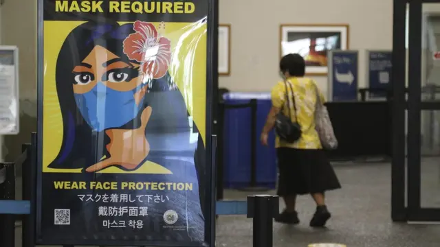 Papan wajib kenakan masker di Bandara Internasional Honolulu Hawaii
