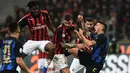 Duel seru antara pemain Inter Milan dan AC Milan pada laga lanjutan Serie A yang berlangsung di Stadion San Siro, Milan, Senin (18/3). Inter Milan menang 3-2 atas AC Milan. (AFP/Miguel Medina)