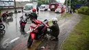 Sejumlah kendaran mengalami mogok usai memaksakan melintas air banjir di jalan Gunung Sahari menuju Ancol, Jakarta, Selasa (21/2). Hujan deras sejak malam tadi, membuat sejumlah wilayah Jakarta tergenang air banjir. (Liputan6.com/Faizal Fanani)