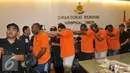 Polda Metro Jaya merilis kasus penipuan lewat Facebook dengan melibatkan 8 warga negara asing di Reskrimum Polda Metro Jaya, Jakarta, Minggu (13/9/2015). Pelaku menjanjikan korban uang sebesar Rp 66 M (Liputan6.com/Gempur M Surya)