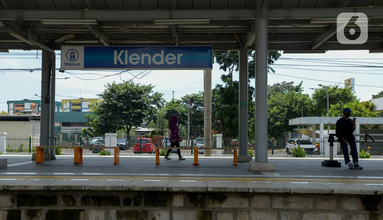 Penumpang menunggu KRL Commuter line di Stasiun Klender, Jakarta, Kamis(16/4/2020). Kereta rel Listrik Commuter line untuk wilayah Jabodetabek direncanakan akan diberhentikan mulai 18 April 2020. Penghentian dilakukan sementara setelah PSBB di wilayah Tangerang. (merdeka.com/Imam Buhori)