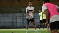 Mantan pemain Persebaya, Misbakus Solikin, gabung latihan Madura United. (Bola.com/Aditya Wany)