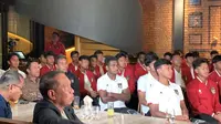 Pemain Timnas Indonesia U-17 Iqbal Gwijangge (tengah) saat menyaksikan proses drawing Piala Dunia U-17 bersama rekan-rekan setimnya di bilangan Jakarta Pusat pada Jumat (15/9/2023) malam WIB. (Liputan6.com/Melinda Indrasari)