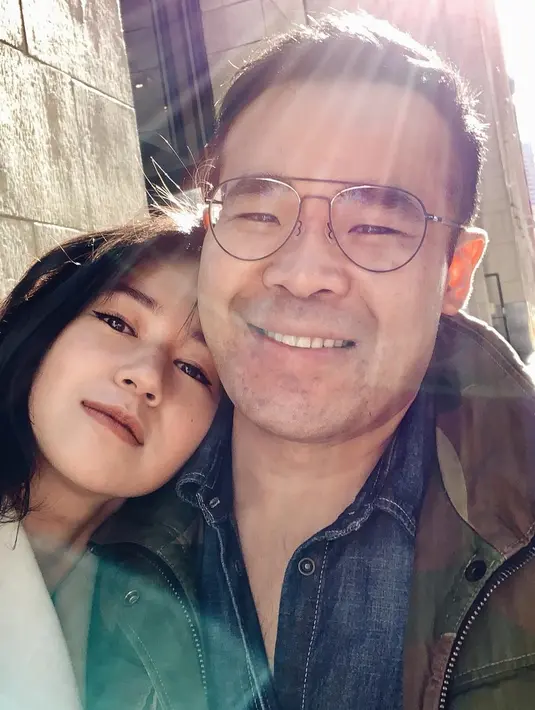 Sebagai aktris wanita dan memiliki suami yang tidak bekerja di industri hiburan, terkadang akan cemburu saat sang istri beradu akting dengan aktor lain. Namun dalam keterangan Instagram Laura Basuki menyebutkan bahwa sang suami tidak cemburuan. (Liputan6.com/IG/@laurabas)